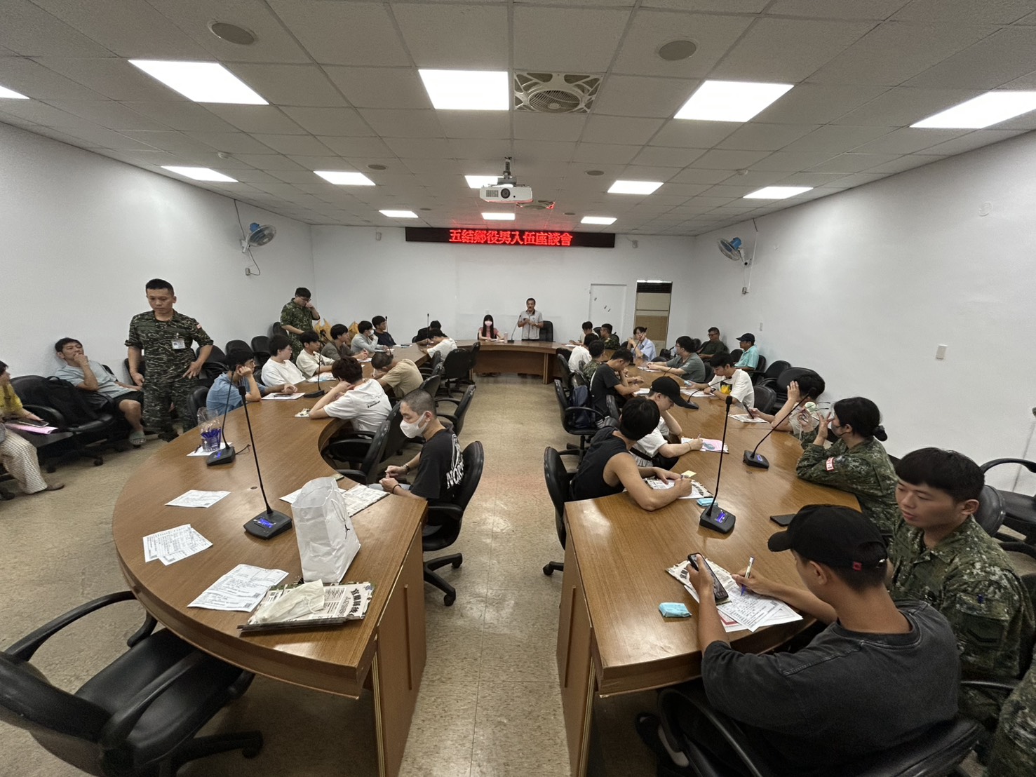 與徵屬有約入營座談 宜蘭軍服站詳說注意事項 1 《圖說》宜蘭縣軍人服務站長何中南於五結鄉公所參加「與徵屬有約-新兵入營座談會」,說明宣導服役應注意事項。〈宜蘭軍服站提供〉