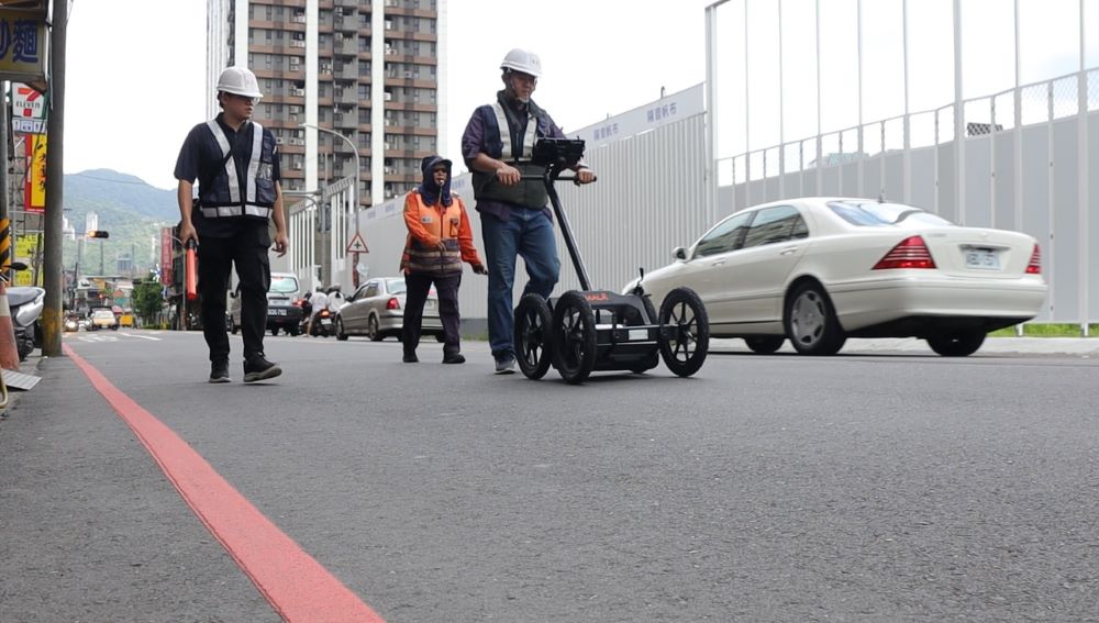 新北強化建築工程安全 推動修法3大建管新措施 1 《圖說》工務局推動建管新措施,要求施工前後應用透地雷達等地球物理探測法,檢測周邊道路狀況,以降低公安事件的發生。〈工務局提供〉