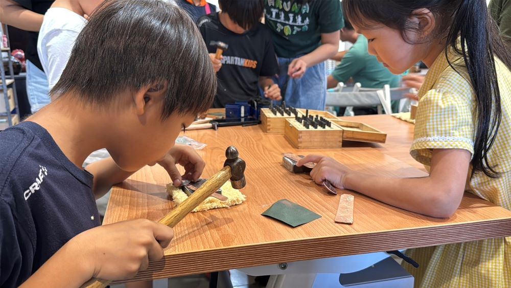 串聯傳統深度體驗 三鶯線公共藝術活動迴響熱烈 1 《圖說》「職人小學堂」手作體驗金工鍛敲。〈捷運局提供〉