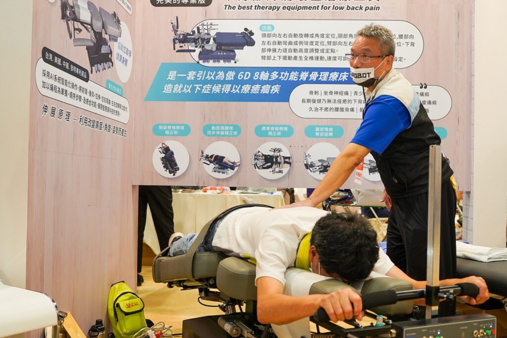 政華科技展業有限公司在新北形象館展示自家首創的3D8軸人工智慧凱羅自動整脊機器人圖為2024年首屆活動照