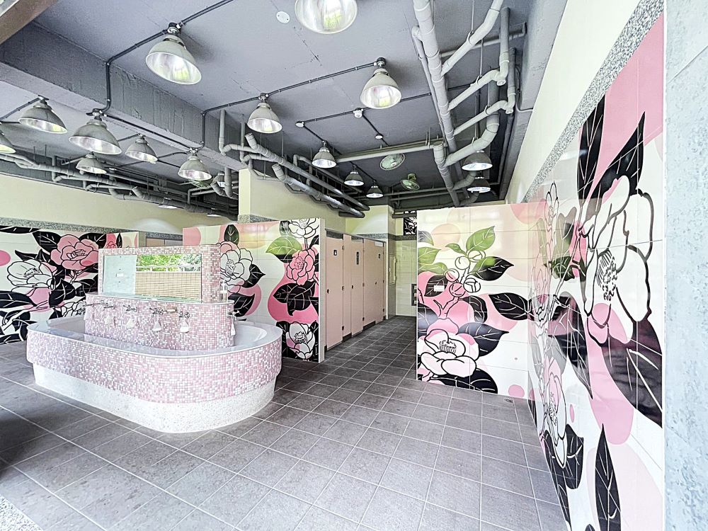 校園導入「性別友善廁所標章」 新北全國首創! 4 《圖說》中信國小永信樓2樓茶花風格主題牆面。〈教育局提供〉