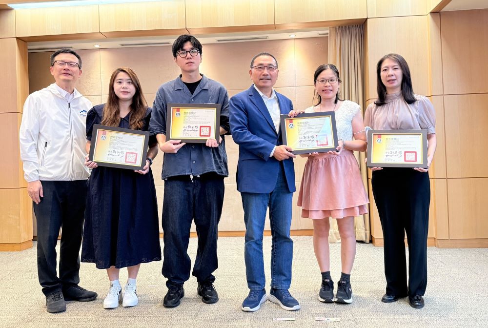 13組績優學校團體與推手獲獎 新北打造閱讀城市成果亮眼 2 《圖說》閱讀推手個人組得獎教師獻獎。〈教育局提供〉