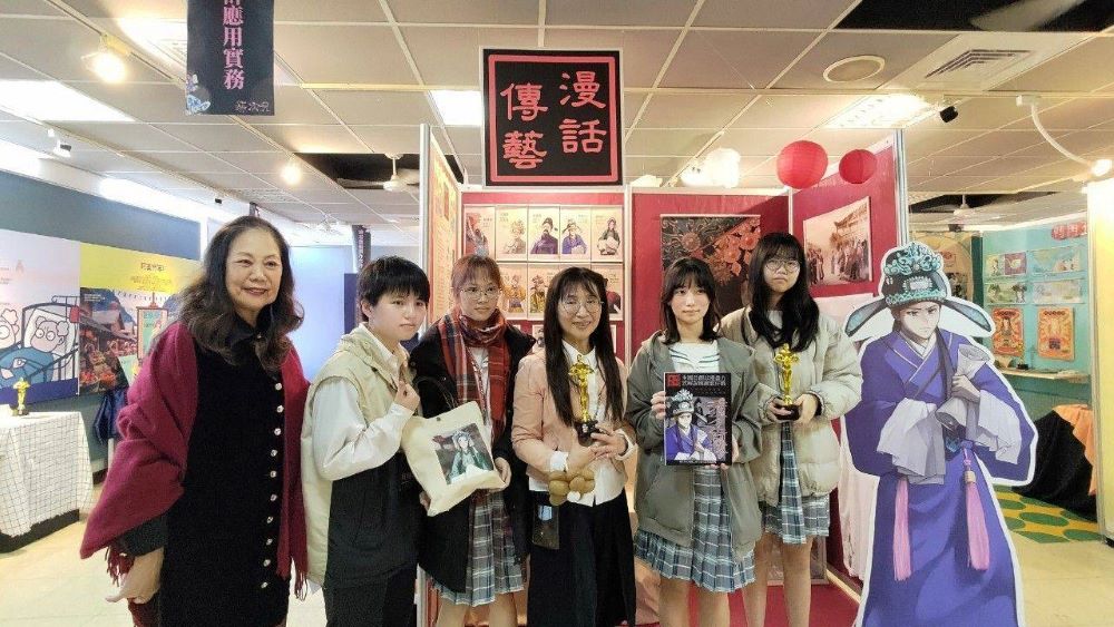 《圖說》學生與戲劇團蔡團長(左一)在「漫話傳藝」作品前合影。〈教育局提供〉