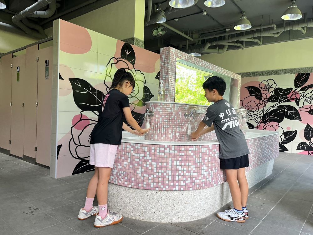 校園導入「性別友善廁所標章」 新北全國首創! 3 《圖說》廁所翻新工程徹底改善原有老舊設施與通風採光不良問題。〈教育局提供〉