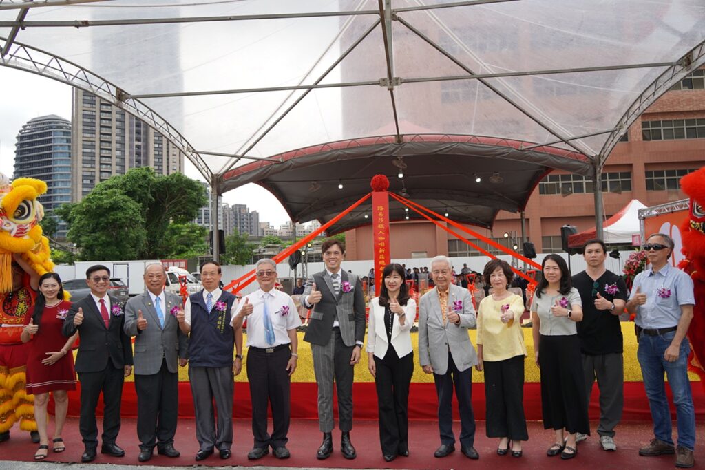 新北市府經發局補充，招商一條龍服務推動以來，落實投資300件，投資金額超過6215億元，創造逾10萬個就業機會