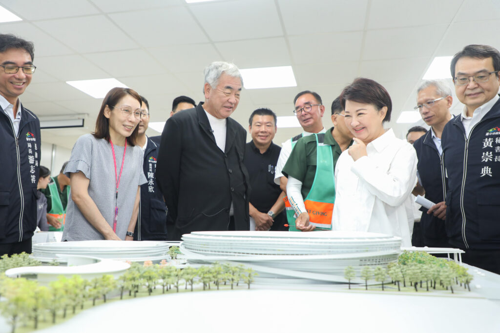「要蓋就要蓋最好的」 盧秀燕偕隈研吾視察台中巨蛋 1 新里程碑 台中巨蛋邁入主體工程階段 盧市長偕隈研吾勉勵施工團隊