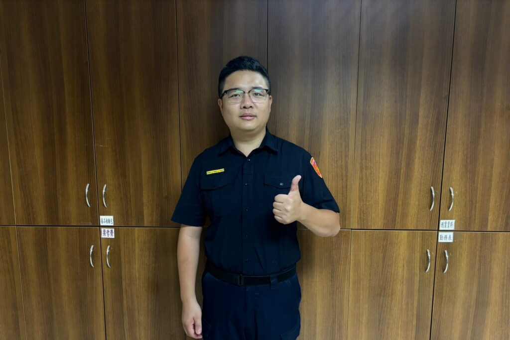 才剛下飛機換臺幣轉身遺失 警拾獲1小時暖心歸還 泰國華僑驚呼 在泰國絕對不可能 1 林冠丞