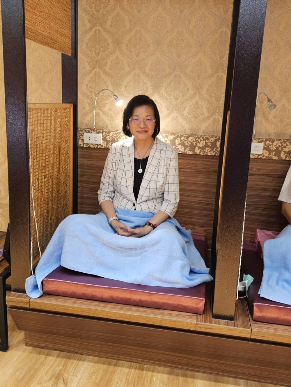 參訪世界佛教正心會文殊院 李美珍靜坐靜心 4 《圖說》社會局長李美珍於靜坐中心體驗打坐。〈記者葉柏成攝〉