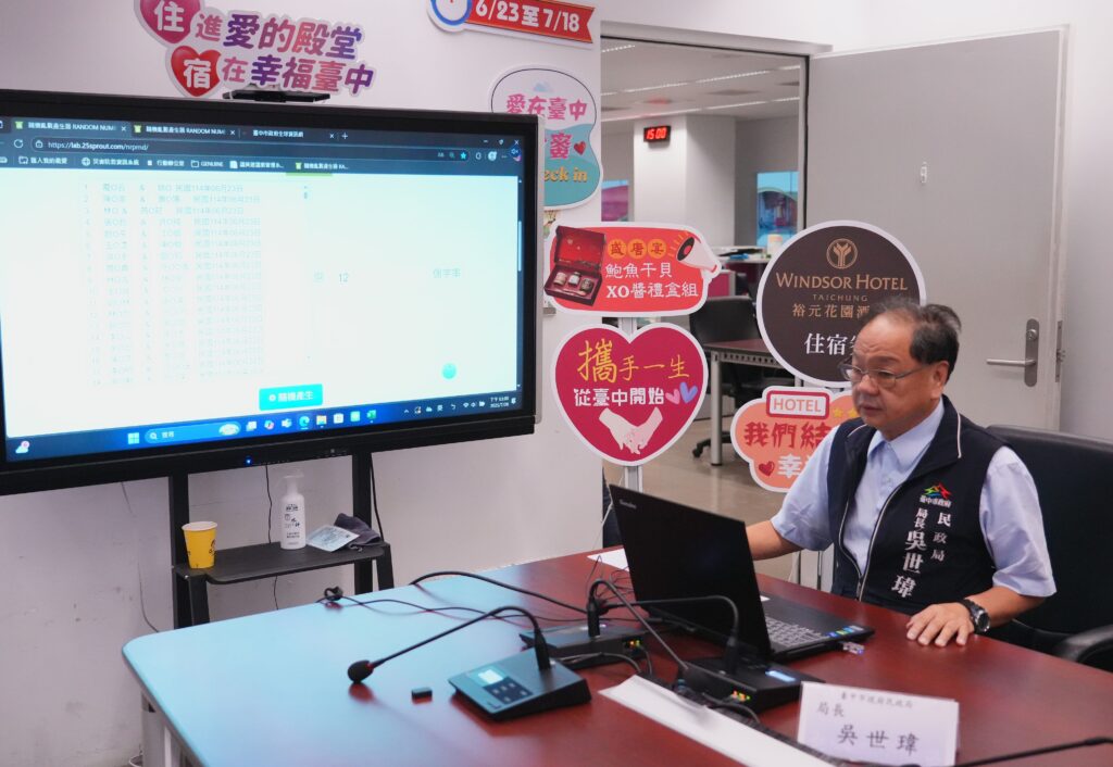 民政局28日進行抽獎 由吳局長以電腦隨機抽出得獎名單