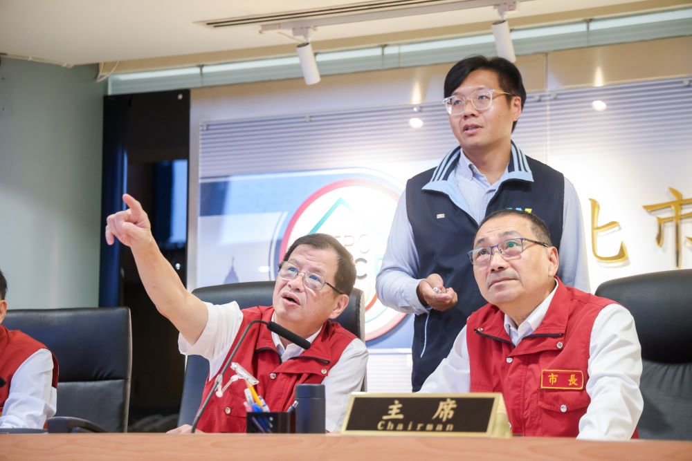 《圖說》侯友宜市長今早至災害應變中心關心強降雨情形。〈新聞局提供〉