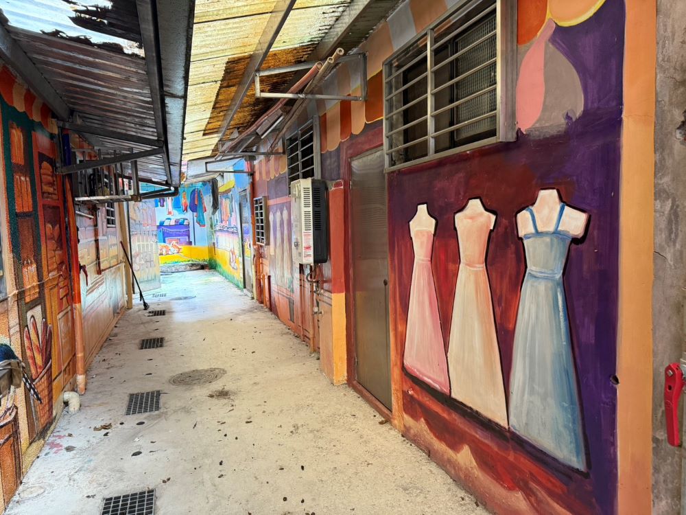 《圖說》揮別灰暗的後巷，後巷迎來大改變--板橋區東丘里。〈水利局提供〉