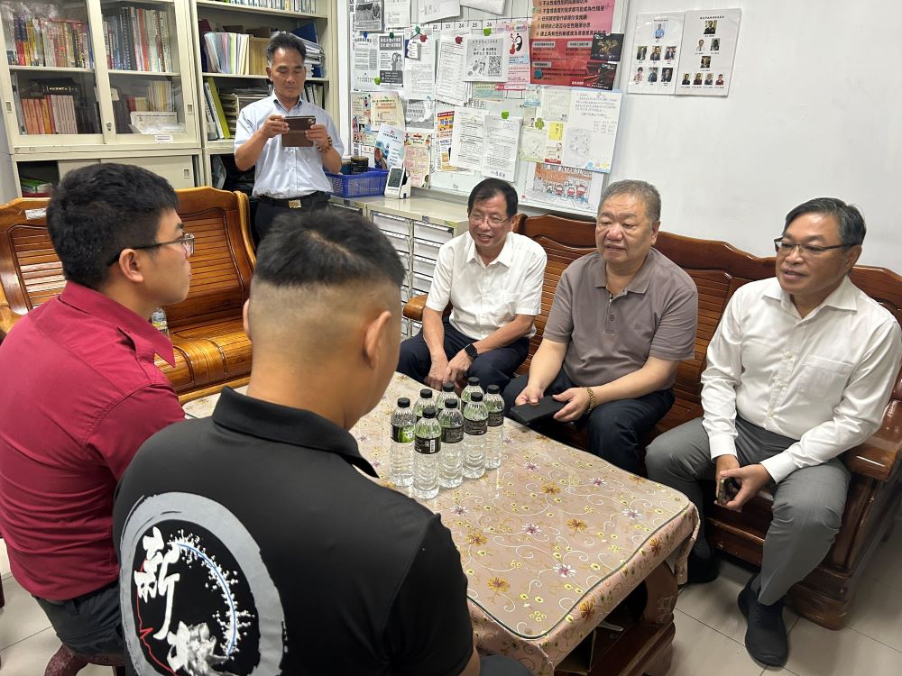 《圖說》議長蔣根煌至直潭分隊慰問2名消防同仁。〈消防局提供〉