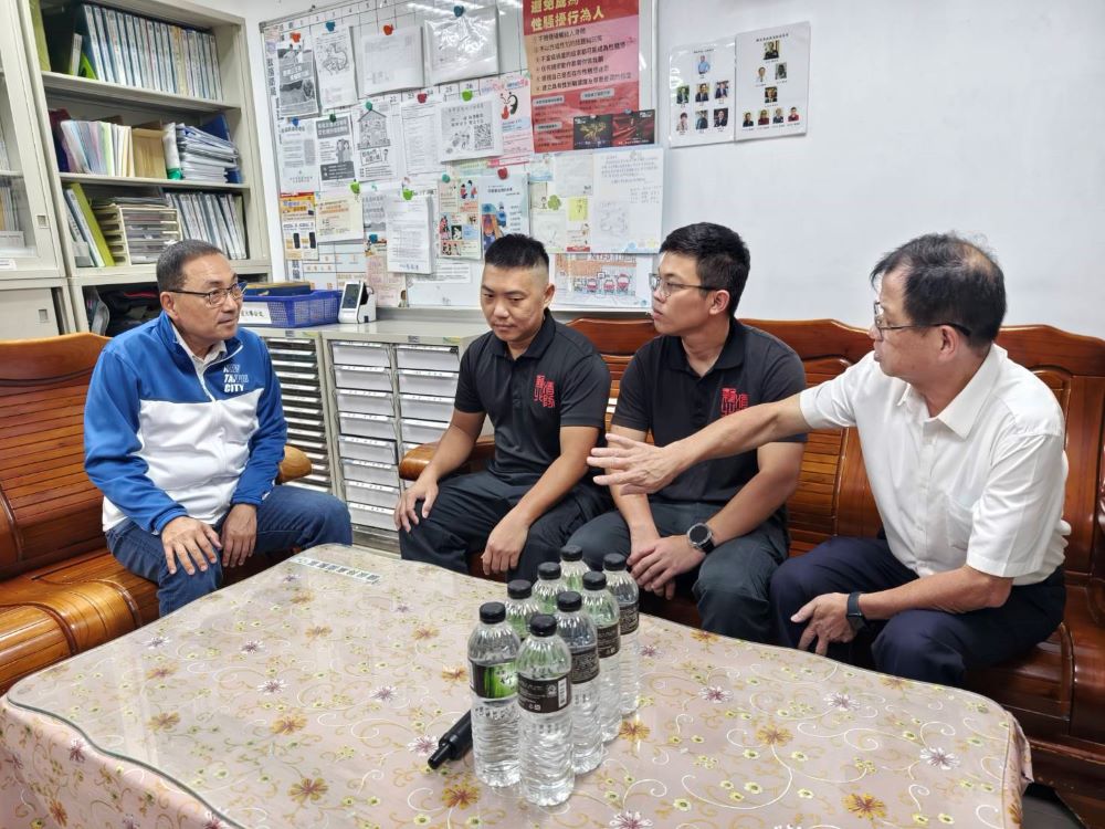 《圖說》市長侯友宜至直潭分隊慰問2名消防同仁。〈消防局提供〉