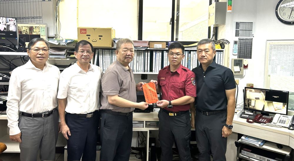 《圖說》蔣根煌議長致贈慰問金，左1 新北市議會秘書長陳王正源、左2消防局長陳崇岳、左3議長蔣根煌、右1直潭分隊隊員蕭雲顓、右2第四大隊大隊長 尚少華。〈消防局提供〉