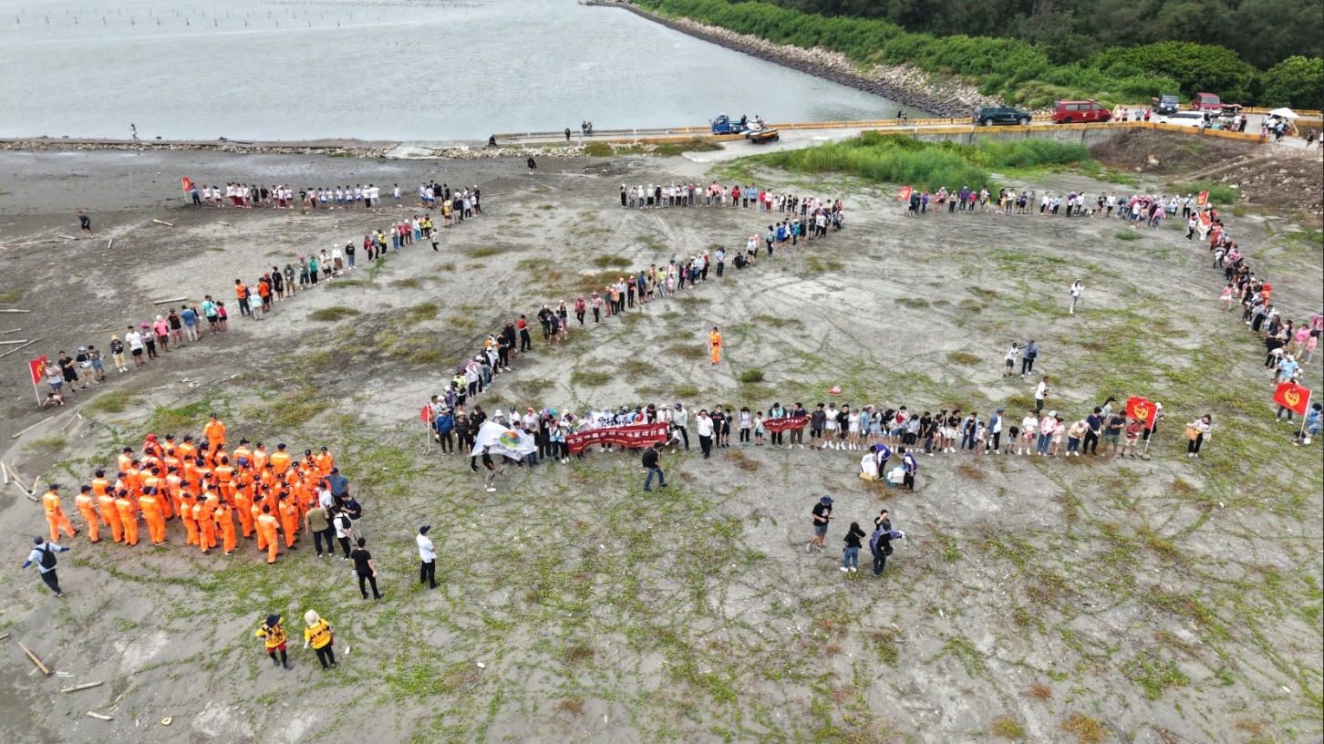 淨灘人員排出「727」象徵在7月27日以具體行動共同守護海洋