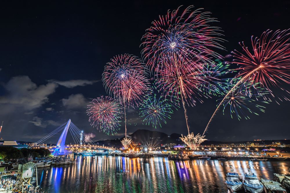 《圖說》2024淡水漁人碼頭仲夏繽紛樂活動-煙火秀。〈漁業處提供〉