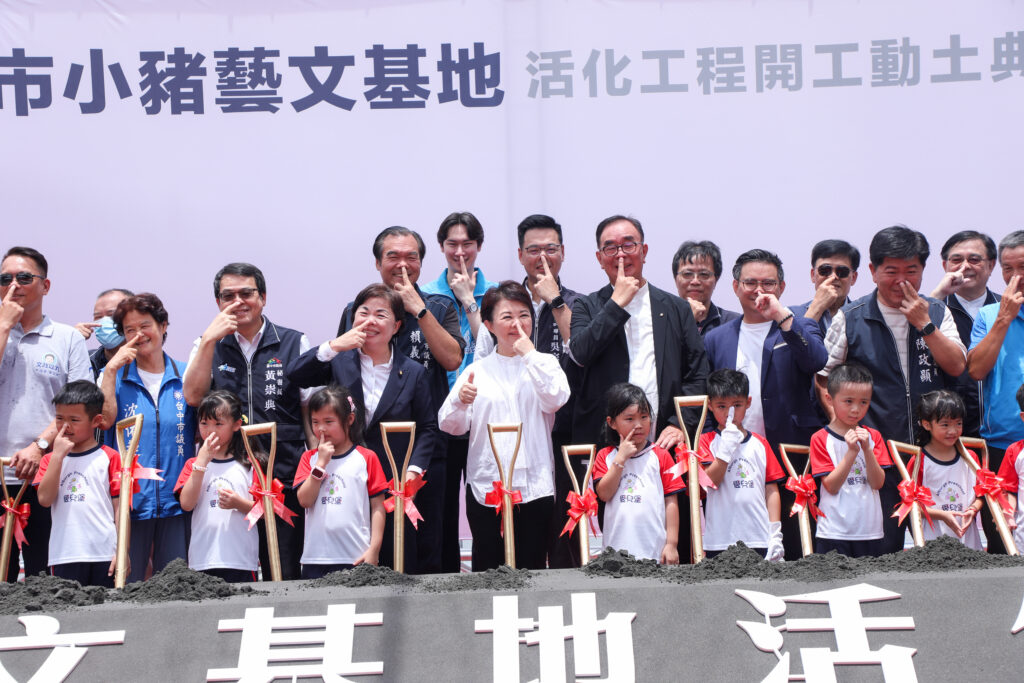 現場比出豬鼻子有趣姿勢