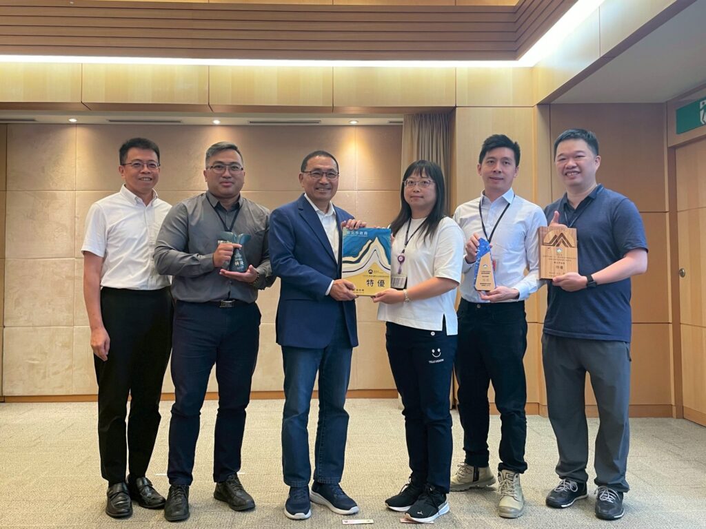 環保局長程大維率領各科室主管於市政會議中代表接受獎項