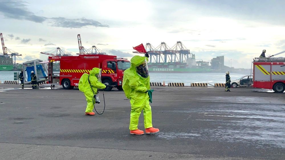 環保績效考核特優 新北獲中央多項肯定 3 《圖說》應變隊著A級防護衣執行現場毒化物偵檢。〈環保局提供〉