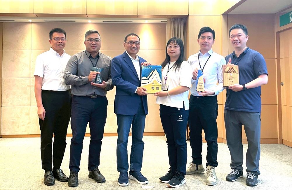 環保績效考核特優 新北獲中央多項肯定 1 《圖說》環保局長程大維率領各科室主管於市政會議中代表接受獎項,左起;程大維局長、蔡秉諺科長、侯友宜市長、顏佳慧科長、周昊緯股長、蔡旻憬主任。〈環保局提供〉