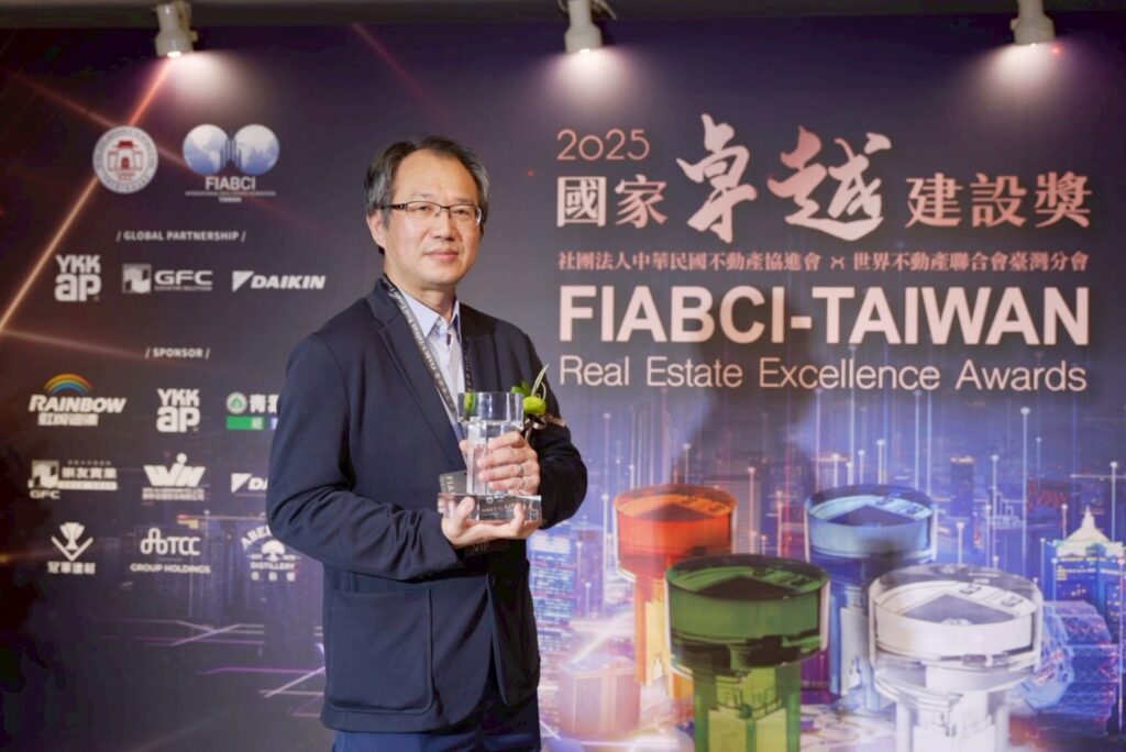 由新北市政府城鄉發展局周繼祖副局長代表領獎