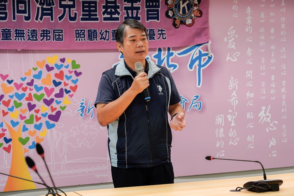 《圖說》新北市麥田協會理事長周之文感謝社會各界支持及挹注，讓小衛星的孩子們有安全成長的空間。〈社會局提供〉