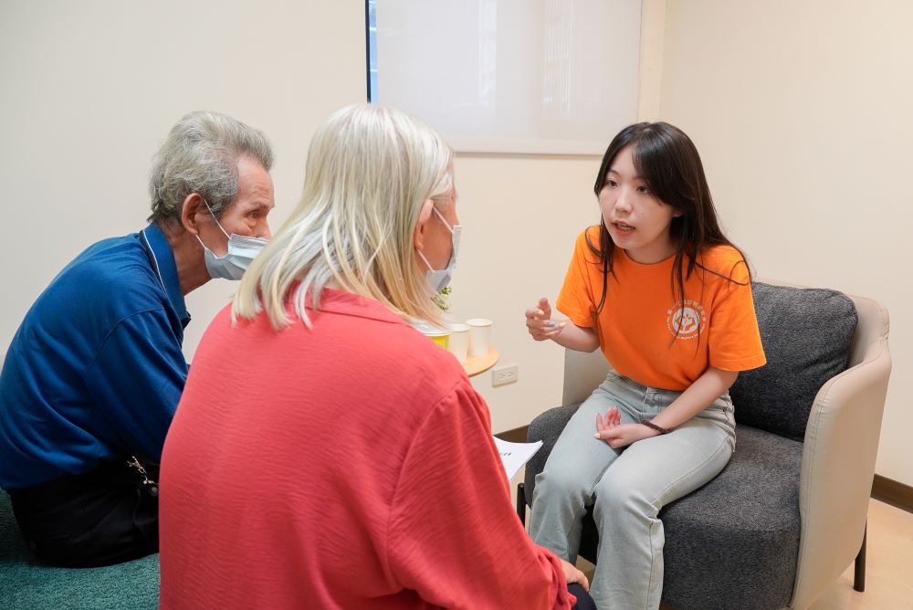 《圖說》樂智服務中心社工林昕沄（右）表示，在111年3月接案後，對阿松伯和阿鳳嬤展開一連串的服務。〈社會局提供〉