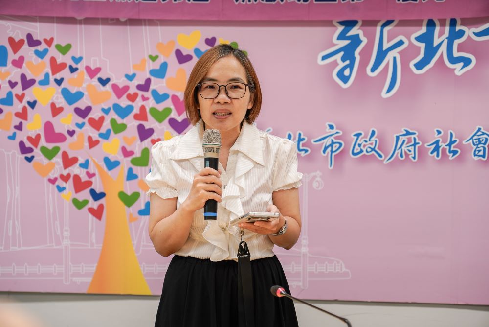 《圖說》台北基督教台灣貴格會清水教會的游美玉老師，代表小衛星據點至捐贈儀式中表達感謝。〈社會局提供〉