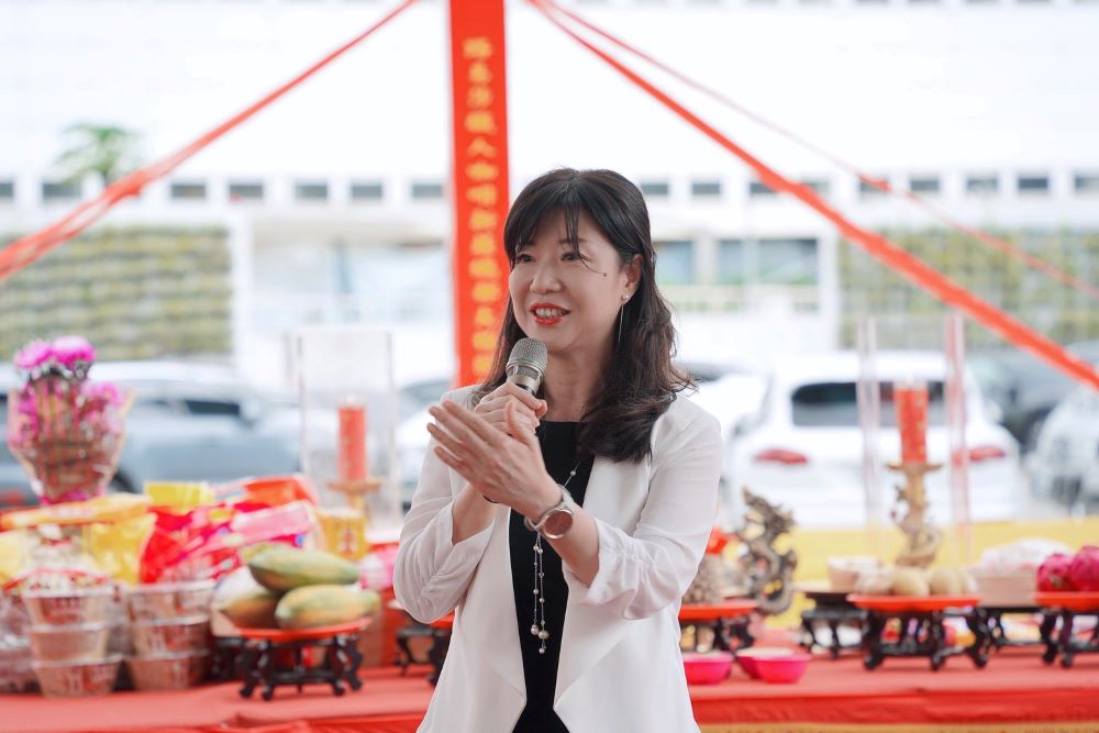 《圖說》經發局長盛筱蓉感謝路易莎董事長黃銘賢投資新北，為新北創造經濟繁榮發展。〈經發局提供〉
