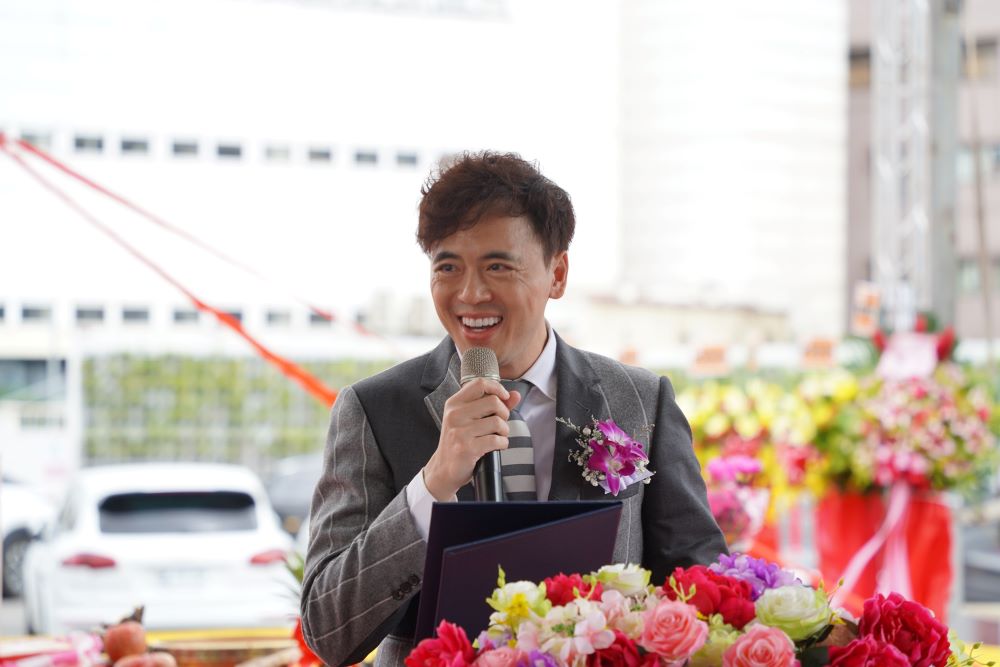 《圖說》路易莎黃銘賢董事長指出，公司於103年成立，起家厝就在新莊，此次加碼投資新莊設立總部大樓，進一步整合集團生產、物流，提升營運效率。〈經發局提供〉