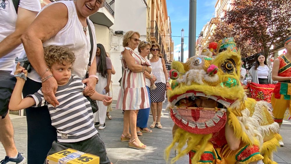 《圖說》方相舞蹈團於2025西班牙第44屆埃斯特雷馬杜拉（Extremadura）藝術節，在巴達霍斯（Badajoz）市區踩街，舞獅演出獲得觀眾熱烈迴響與驚喜。〈方相舞蹈團提供〉