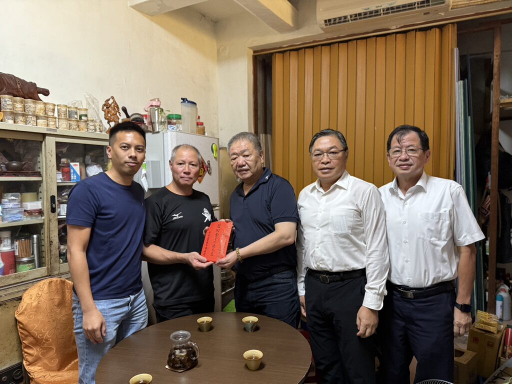 議長致贈慰問金左1馬見議員、左2曹雙全父親、中間新北市議會蔣根煌議長、右2議會秘書長 陳王正源 、右1消防局陳崇岳局長