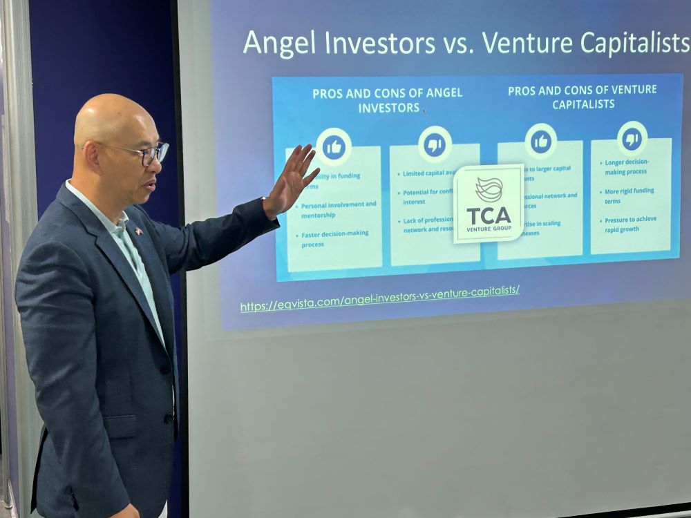 《圖說》TCA Venture審議會主席施旻宜博士給新創跟美國投資人溝通的建議。〈青年局提供〉