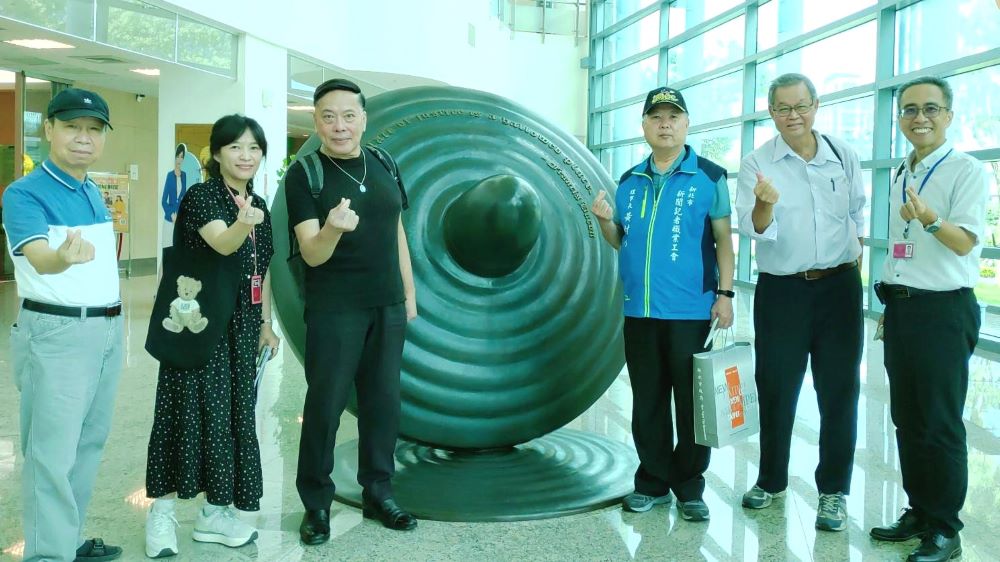 視訊諮詢服務免舟車勞頓 高等行政法院籲多加利用 3 《圖說》新北記者工會成員與導覽的蕭純純股長〈左二〉合影於院內藝術作品「司法槌」前。〈臺北高等行法院提供〉