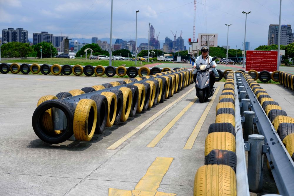 《圖說》明年起機車駕照難度將提升，請備考民眾把握機會提升駕駛技巧，及早取得駕照。〈高灘處提供〉