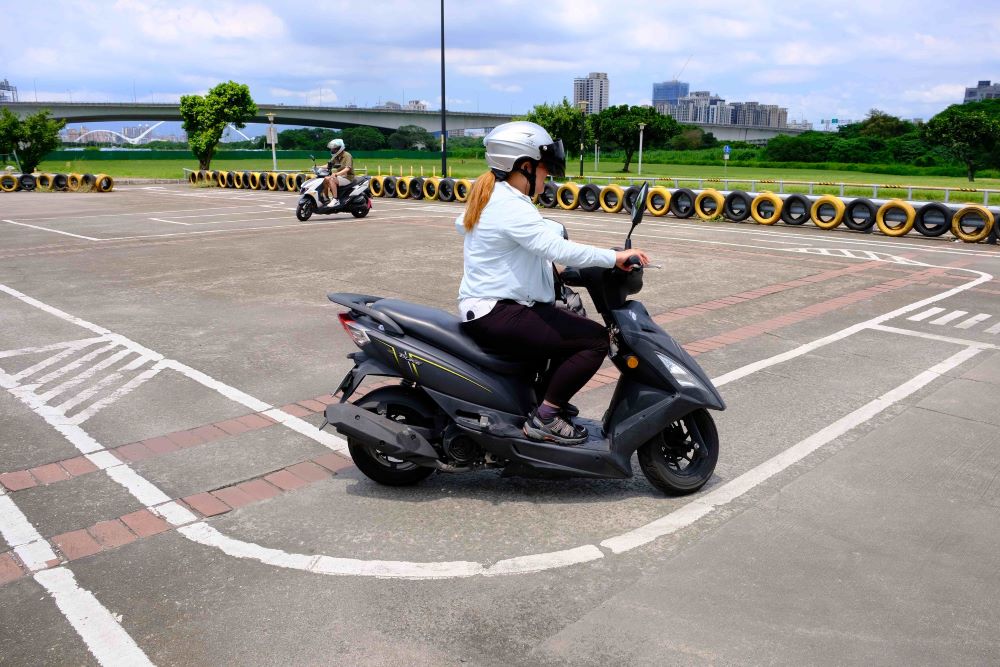 《圖說》新北河濱公園機車練習場，為免費開放且無需預約，讓初學者或備考民眾能安全模擬考照路線。〈高灘處提供〉