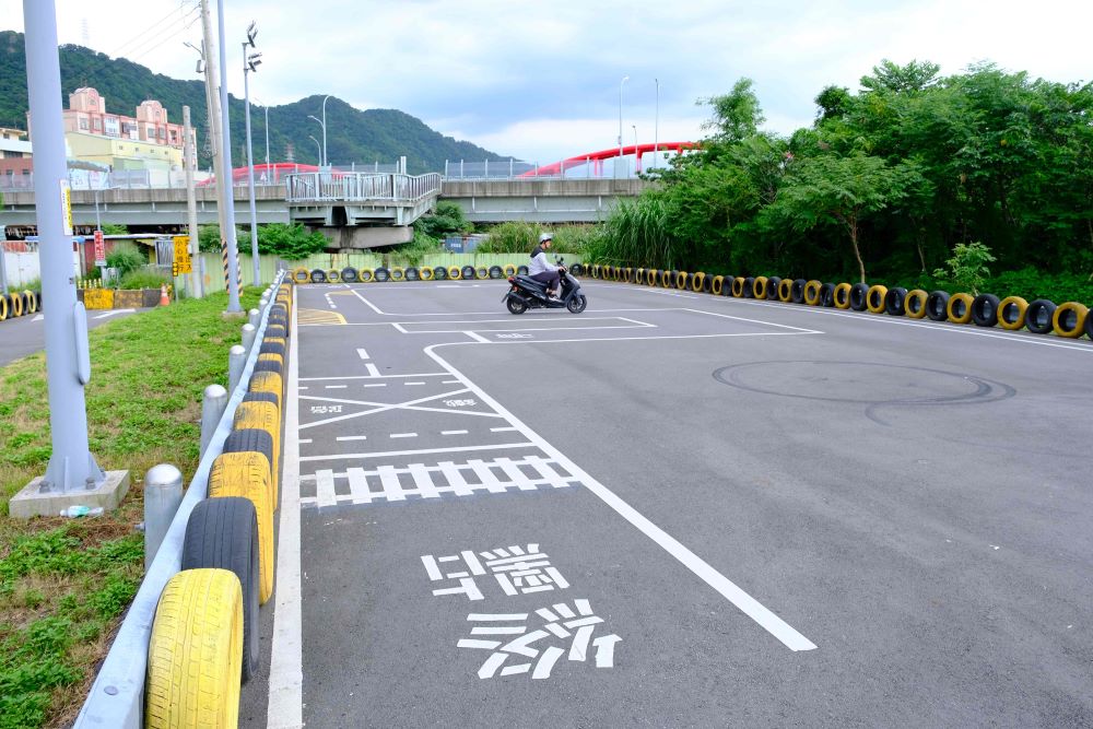 《圖說》機車練習場參考臺北區監理所標準設置相關標誌與標線，方便民眾日夜練習。〈高灘處提供〉