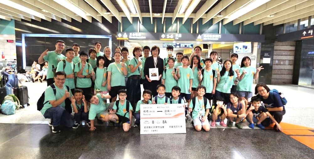 暑期營隊圓夢啟程 高鐵板橋站關懷弱勢寓教於樂 1 《圖說》新北市愛彼鄰社區關懷協會40位學童今展開開心踏上圓夢之旅!與高鐵板橋站長陳蕙華〈中〉合影。〈高鐵板橋站提供〉