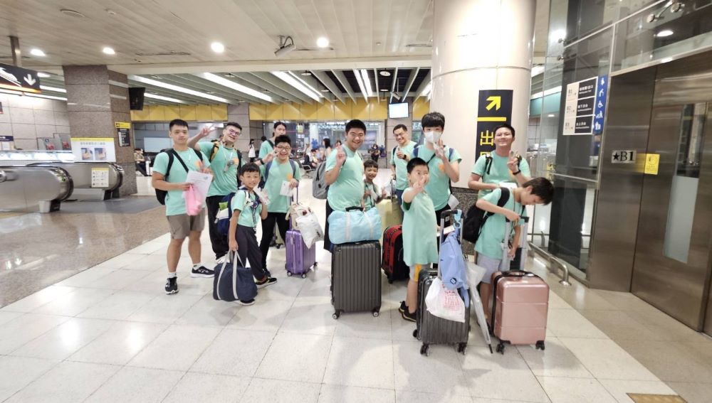 暑期營隊圓夢啟程 高鐵板橋站關懷弱勢寓教於樂 2 《圖說》新北市愛彼鄰社區關懷協會學童開心進入高鐵板橋站。〈高鐵板橋站提供〉