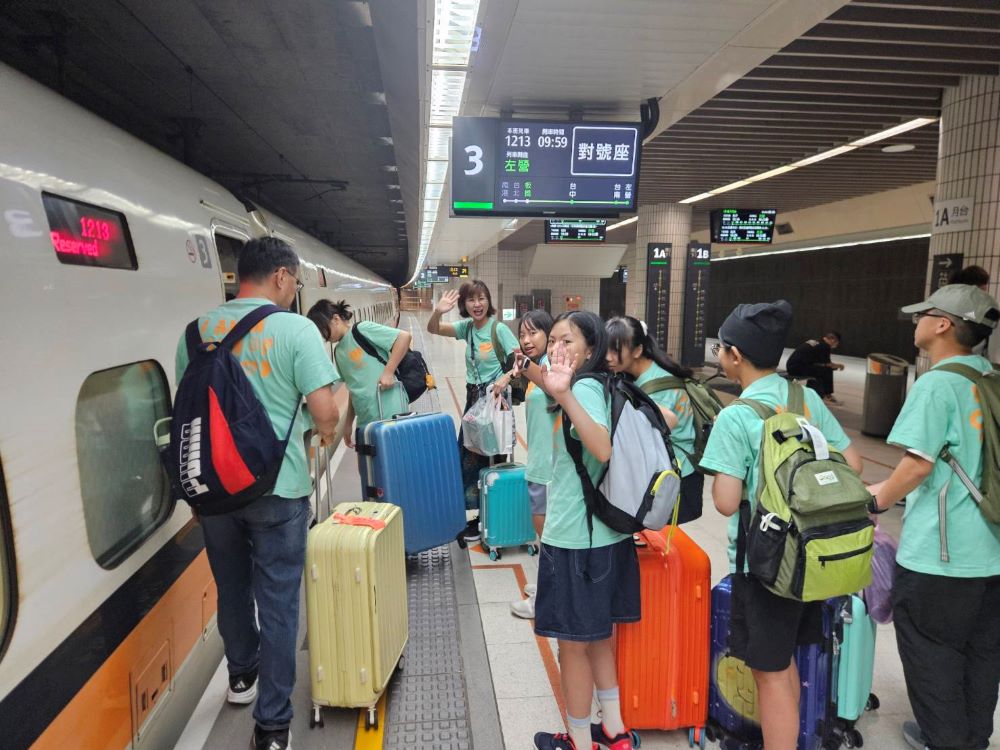 暑期營隊圓夢啟程 高鐵板橋站關懷弱勢寓教於樂 3 《圖說》學童歡欣登上列車。〈高鐵板橋站提供〉