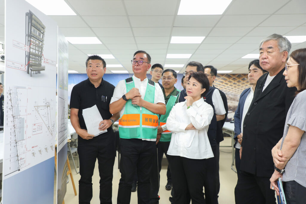 「要蓋就要蓋最好的」 盧秀燕偕隈研吾視察台中巨蛋 2 麗明營造董事長吳春山表示 巨蛋自去年開工至今 進度穩定 甚至超前