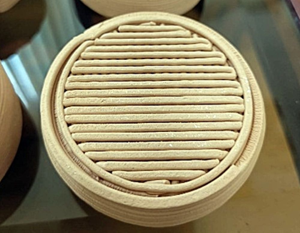 《圖說》龍華科大USR團隊使用水庫淤泥為材料，低溫燒結製成生態友善陶瓷珊瑚復育基座。〈龍華科大提供〉