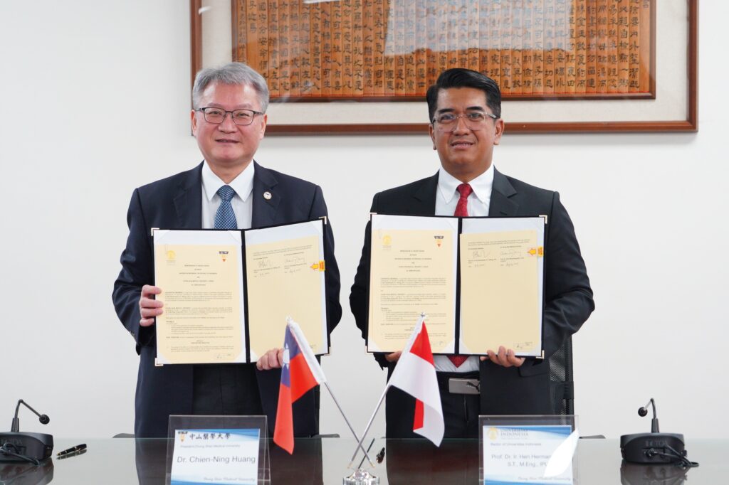 01 中山醫大校長黃建寧左與印尼大學校長Heri Hermansyah代表簽署MOU。