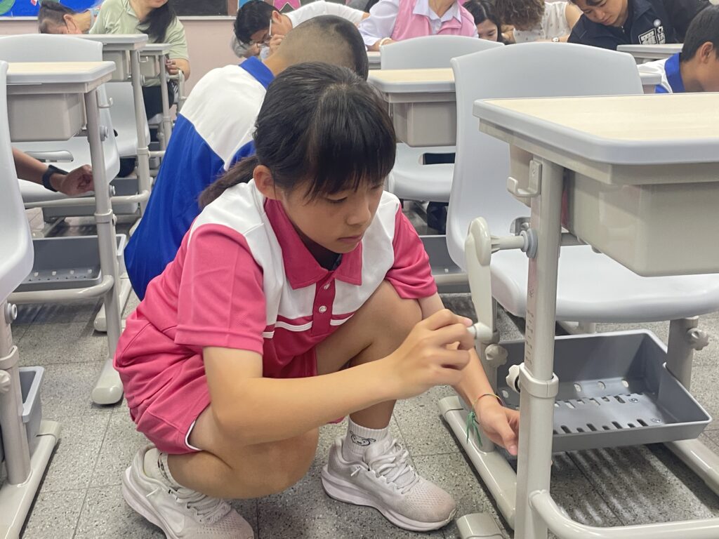 02 學生示範如何利用搖桿進行課桌椅調整