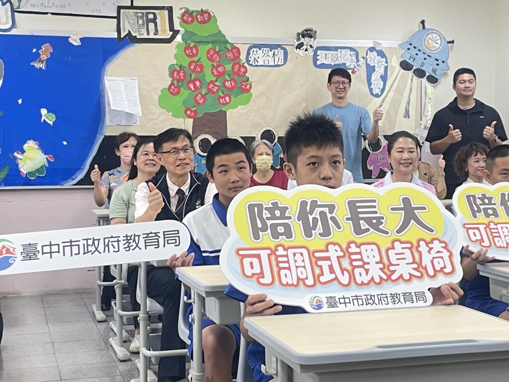 06 學生與局長開心進行合照