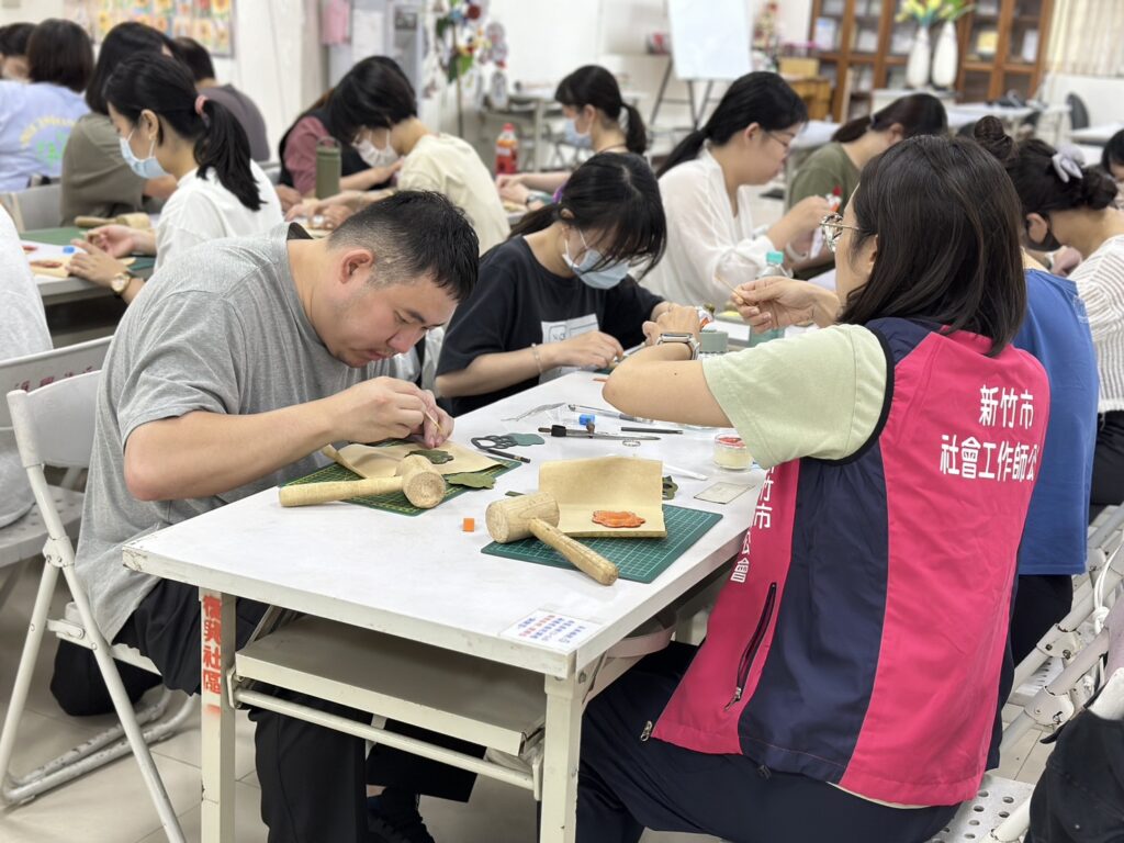 竹市社工師公會、手作協會攜手舖路 傳授皮製手作力挺二度就業者重返職場 2 114081411