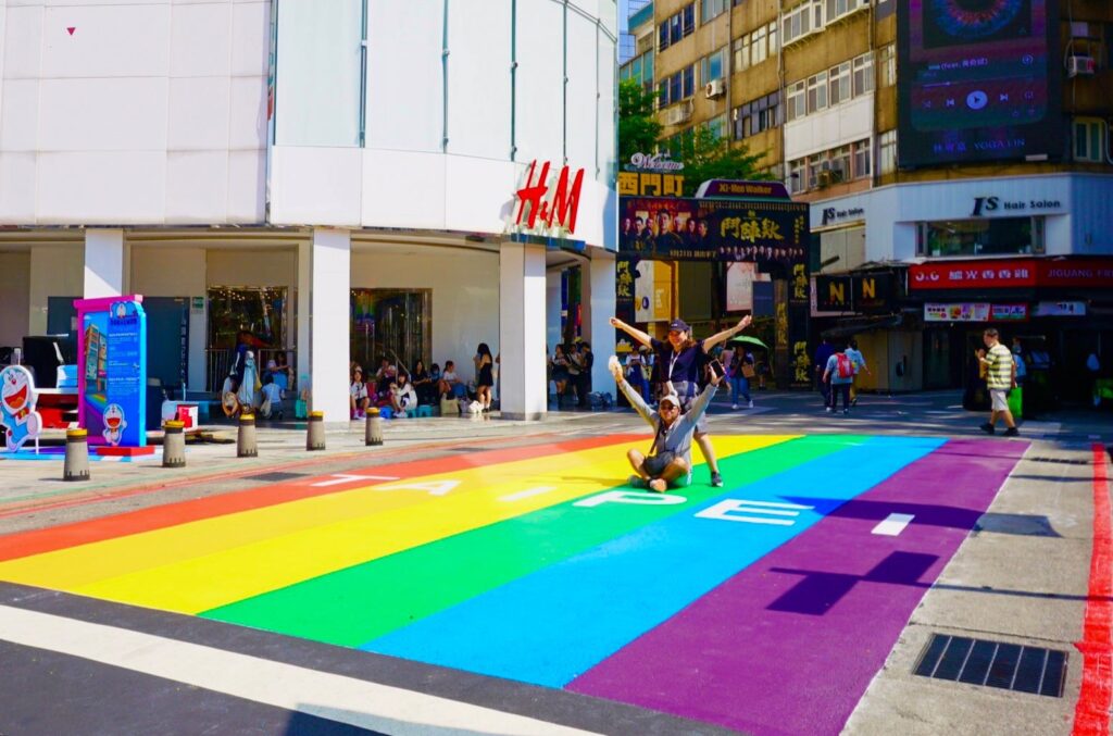 「6號彩虹Rainbow Six」，不僅全面翻新色彩，民眾在拍照時也能同時將地景文字及西門町商圈入口意象納入畫面