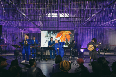 於文博會限定音樂表演中,ViewSonic 138吋LED折疊式顯示器憑藉高機動性、All-in-One設計與無縫色彩還原技術,在「接海之島」展區一隅打造沉浸式聲光體驗,強化視覺臨場感。 於文博會限定音樂表演中,ViewSonic 138吋LED折疊式顯示器憑藉高機動性、All-in-One設計與無縫色彩還原技術,在「接海之島」展區一隅打造沉浸式聲光體驗,強化視覺臨場感。