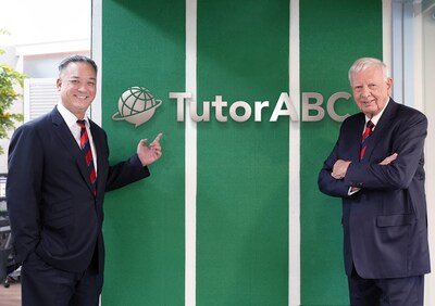 TutorABC 聯合董事長 Rodney Miles (左/右) 與聯合董事長暨執行長楊順銓 (Samuel Yang) (右/左) 共同慶祝公司榮獲美國 WASC 最高級別認證，為亞太區線上教育樹立了新的里程碑。