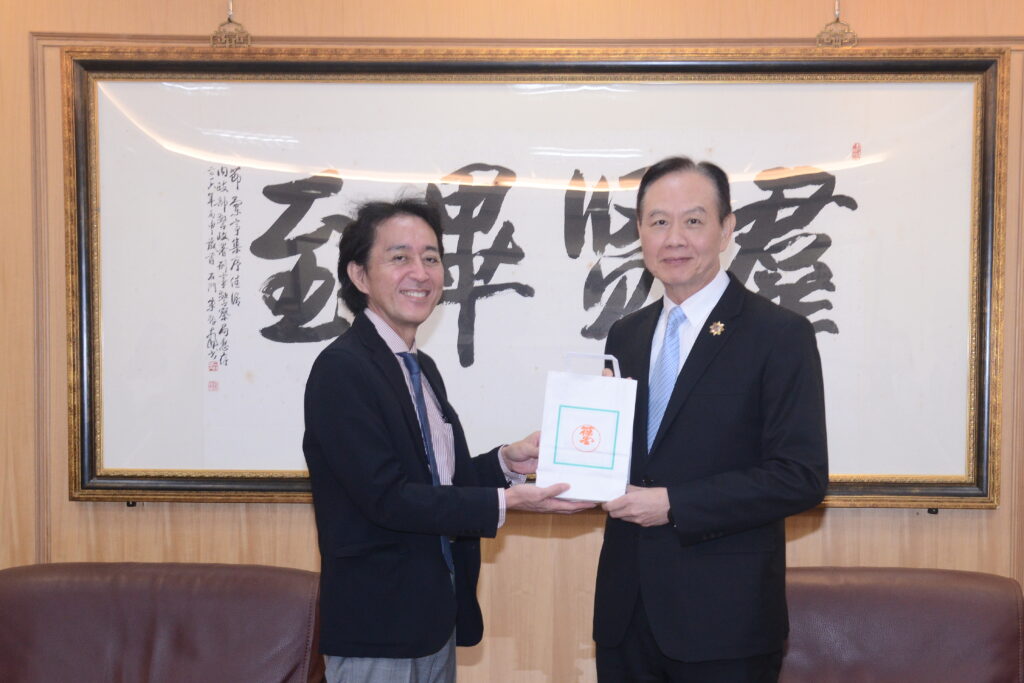 CODA代表理事後藤健郎與刑事局長周幼偉互贈紀念品 1 1